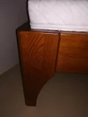 Dubová postel s prohnutým čelem