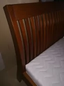 Dubová postel s prohnutým čelem