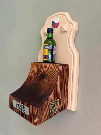 Dekorativní držák s Becherovkou